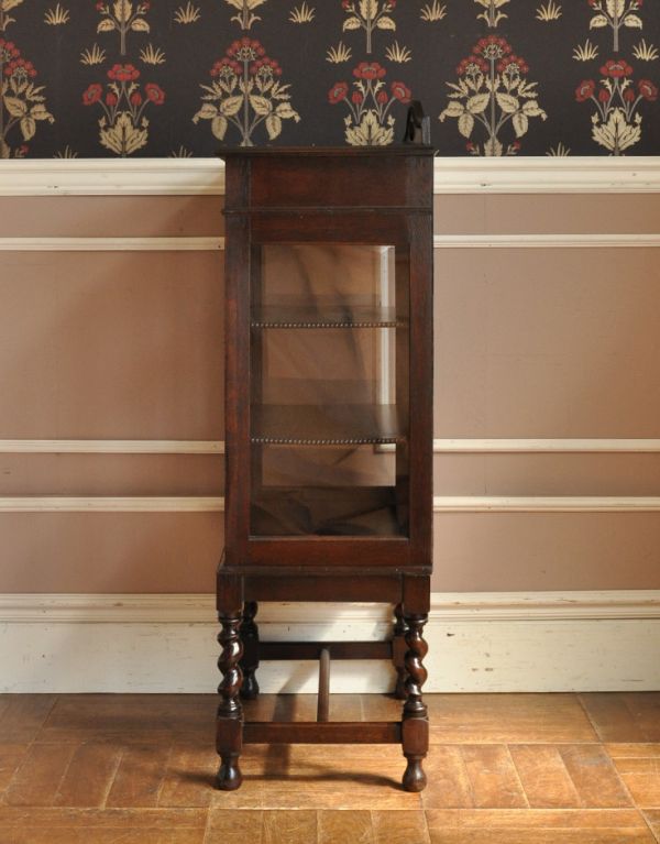 アンティークのキャビネット　アンティーク家具　ステンドグラス入りのコンパクトなアンティークガラスキャビネット。横から見るとスッキリしています。(q-443-f)