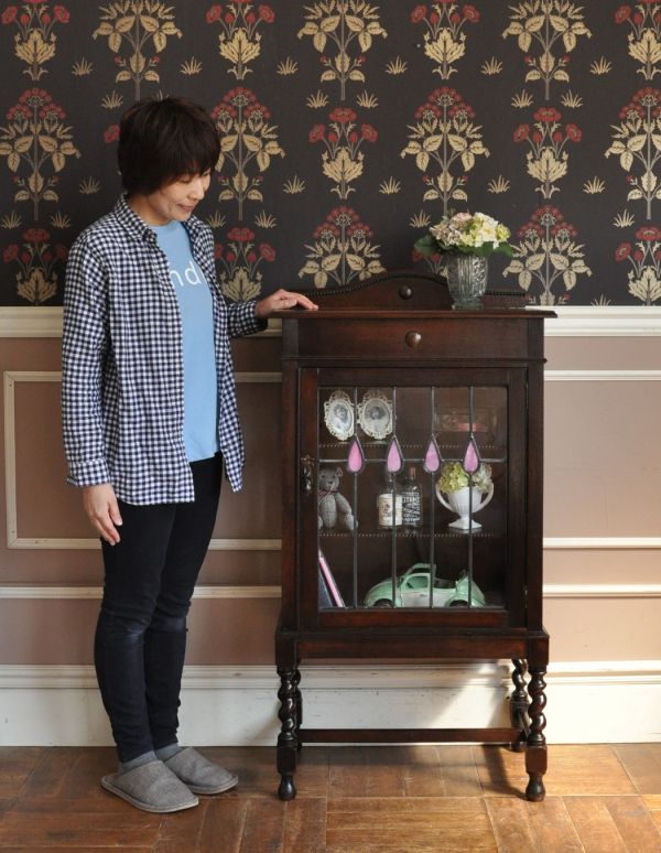 アンティークのキャビネット　アンティーク家具　ステンドグラス入りのコンパクトなアンティークガラスキャビネット。奥行きが浅く、スッキリとした美しいショーケース。(q-443-f)