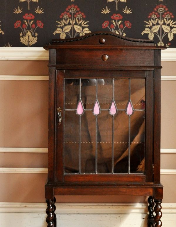 アンティークのキャビネット　アンティーク家具　ステンドグラス入りのコンパクトなアンティークガラスキャビネット。アンティークのガラスがキレイにはめ込んであります。(q-443-f)