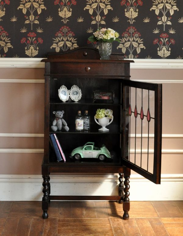 アンティークのキャビネット　アンティーク家具　ステンドグラス入りのコンパクトなアンティークガラスキャビネット。棚板は可動です。(q-443-f)