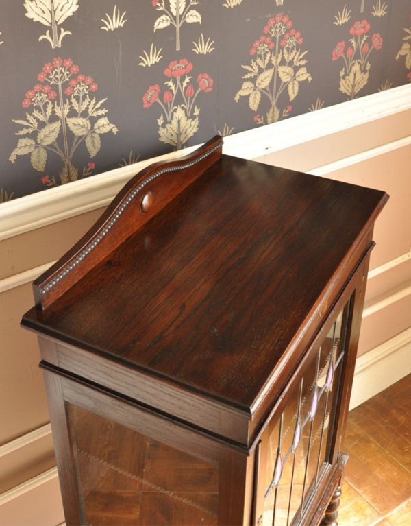 アンティークのキャビネット　アンティーク家具　ステンドグラス入りのコンパクトなアンティークガラスキャビネット。天板もキレイにお直ししました。(q-443-f)