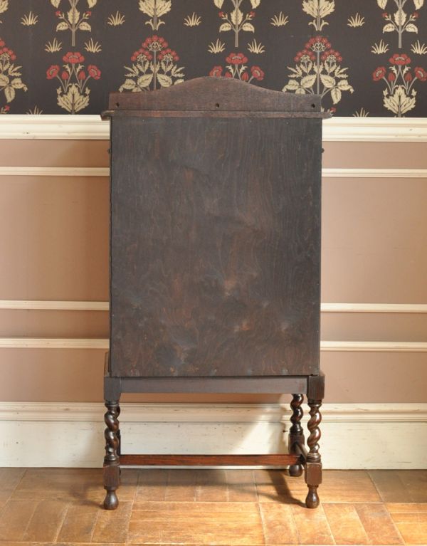 アンティークのキャビネット　アンティーク家具　ステンドグラス入りのコンパクトなアンティークガラスキャビネット。キチンとメンテナンスしてあるので、裏側もキレイです。(q-443-f)