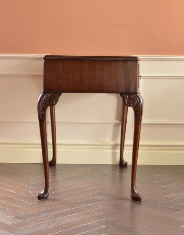 アンティーク家具　マホガニー材のアンティーク家具、上品なライティングテーブル（デスク）。サイドも木目が美しいです。(q-447-f)