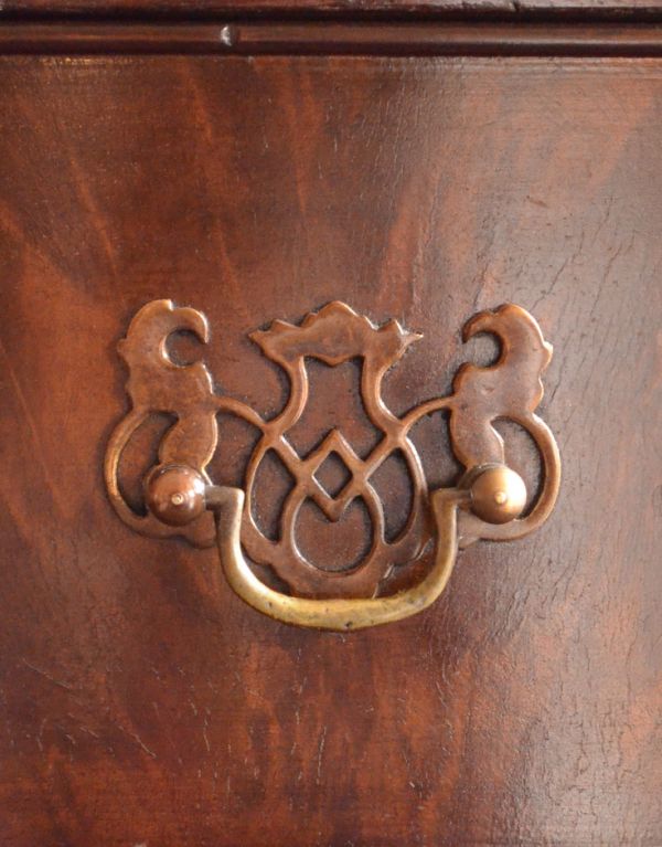 アンティーク家具　マホガニー材のアンティーク家具、上品なライティングテーブル（デスク）。引き出しの取っ手はアンティークならではのデザイン。(q-447-f)