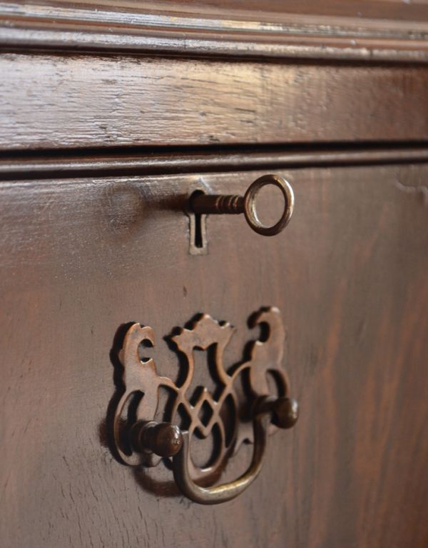 アンティーク家具　マホガニー材のアンティーク家具、上品なライティングテーブル（デスク）。中央の引き出しに鍵穴があります。(q-447-f)