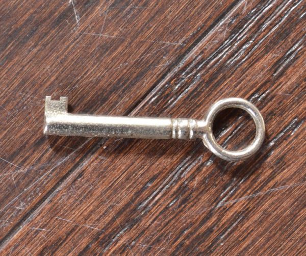 アンティーク家具　マホガニー材のアンティーク家具、上品なライティングテーブル（デスク）。アンティークのシンプルな鍵です。(q-447-f)