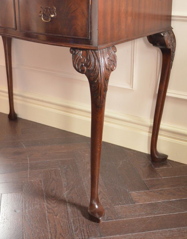 アンティーク家具　マホガニー材のアンティーク家具、上品なライティングテーブル（デスク）。美しい猫脚は、先までキレイなデザイン。(q-447-f)