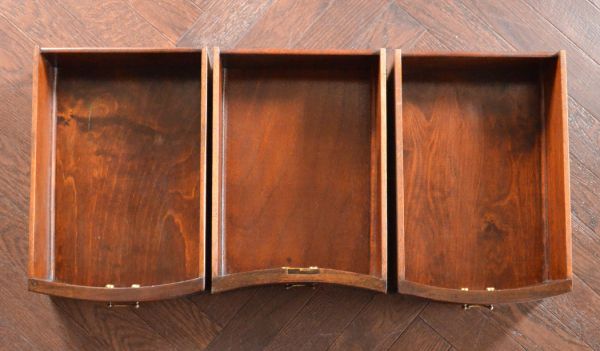 アンティーク家具　マホガニー材のアンティーク家具、上品なライティングテーブル（デスク）。引き出しが３杯あります。(q-447-f)