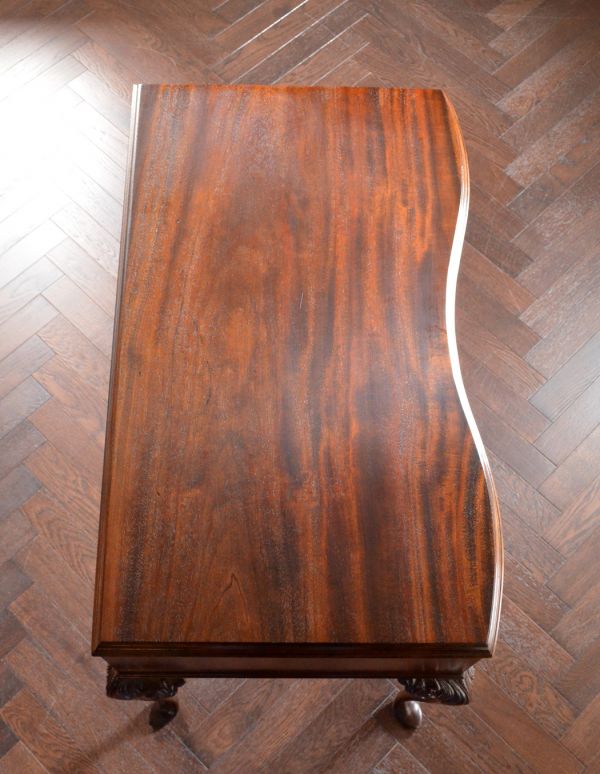 アンティーク家具　マホガニー材のアンティーク家具、上品なライティングテーブル（デスク）。広い天板は作業がしやすくて重宝します！きちんとお直ししているので、ご安心ください。(q-447-f)