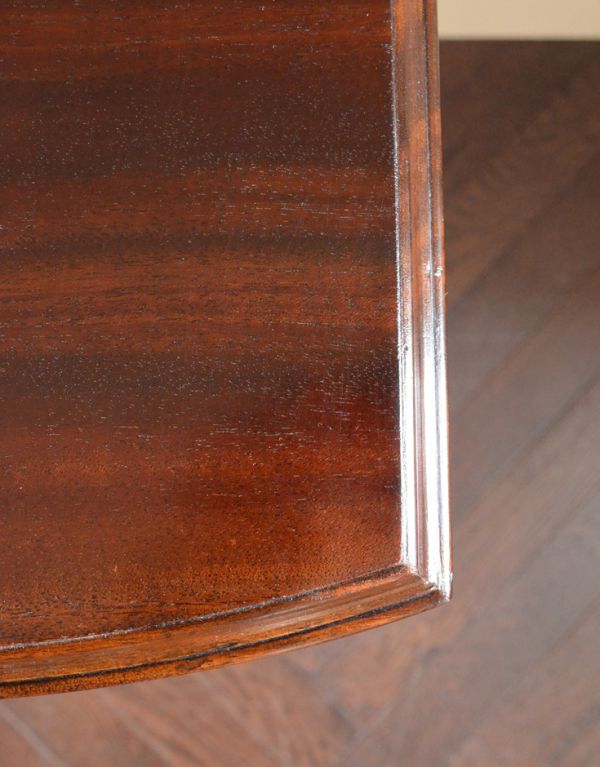 アンティーク家具　マホガニー材のアンティーク家具、上品なライティングテーブル（デスク）。天板の縁も美しく見えるような工夫が感じられます。(q-447-f)