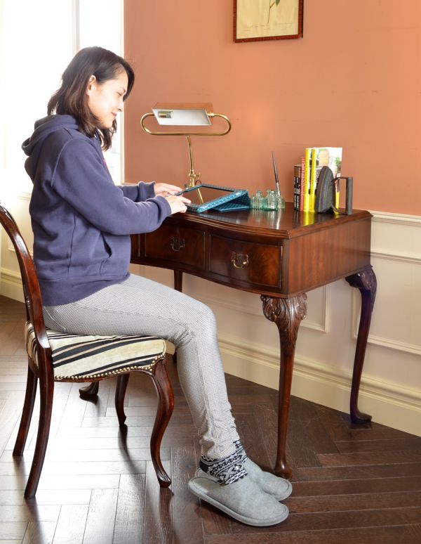 アンティーク家具　マホガニー材のアンティーク家具、上品なライティングテーブル（デスク）。パソコンデスクにピッタリ。(q-447-f)