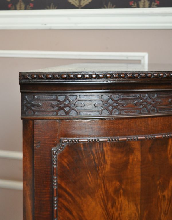 アンティークのキャビネット　アンティーク家具　マホガニー材のアンティーク家具、スラッと脚長のカップボード。風格と品があるので、リビングはもちろん、和室や書斎、客間にも最適。(q-448-f)