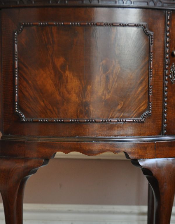 アンティークのキャビネット　アンティーク家具　マホガニー材のアンティーク家具、スラッと脚長のカップボード。隅々までたっぷりと装飾が施され、華やかでリッチな印象です。(q-448-f)