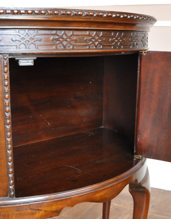 アンティークのキャビネット　アンティーク家具　マホガニー材のアンティーク家具、スラッと脚長のカップボード。中もしっかりメンテナンスしてありますので安心してお使い下さい。(q-448-f)