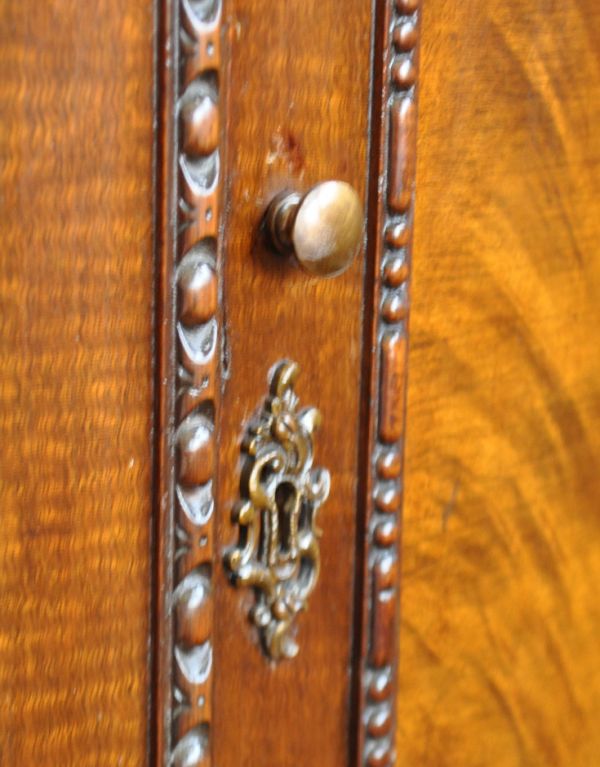 アンティークのキャビネット　アンティーク家具　マホガニー材のアンティーク家具、スラッと脚長のカップボード。扉の取っ手です。(q-448-f)