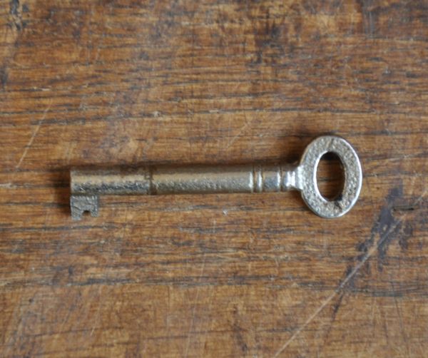 アンティークのキャビネット　アンティーク家具　マホガニー材のアンティーク家具、スラッと脚長のカップボード。アンティークのシンプルな鍵です。(q-448-f)