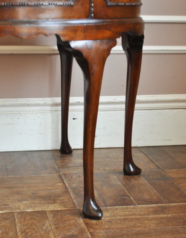 アンティークのキャビネット　アンティーク家具　マホガニー材のアンティーク家具、スラッと脚長のカップボード。しっかりとした安定感があります。(q-448-f)