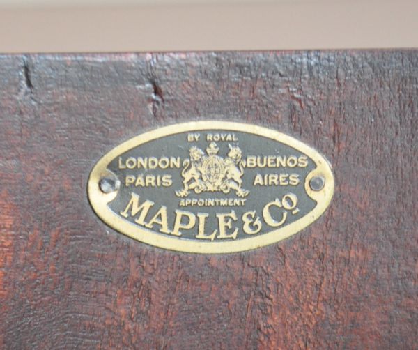 アンティークのキャビネット　アンティーク家具　マホガニー材のアンティーク家具、スラッと脚長のカップボード。メーカーのものと思われるタグが残っています。(q-448-f)