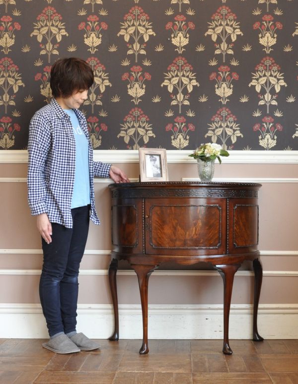 アンティークのキャビネット　アンティーク家具　マホガニー材のアンティーク家具、スラッと脚長のカップボード。リビングの電話台にいかがでしょう？家電を置いても雰囲気が崩れないところがさすがです。(q-448-f)