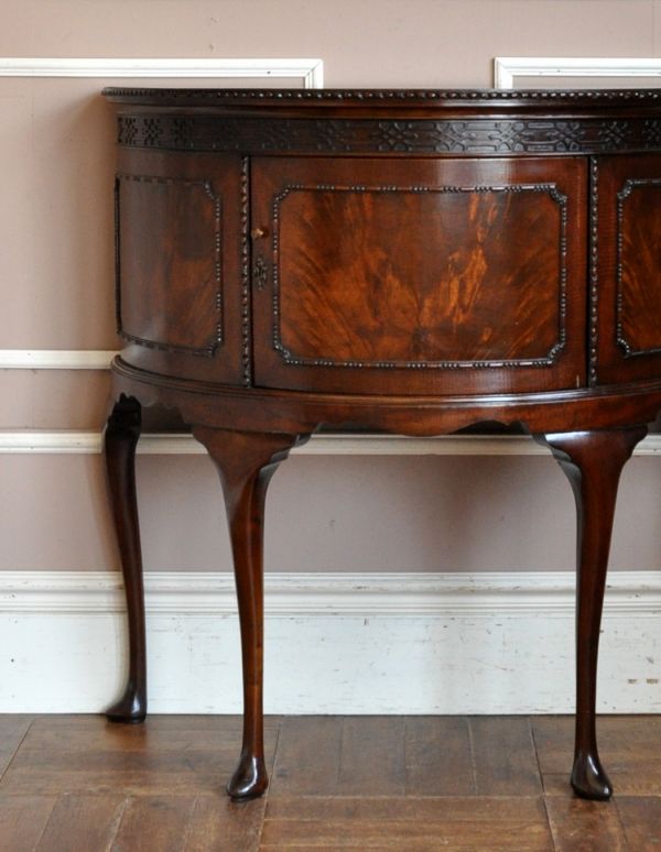 アンティークのキャビネット　アンティーク家具　マホガニー材のアンティーク家具、スラッと脚長のカップボード。品のあるマホガニー材の木目は、落ち着きがあって優しい印象を与えてくれます。(q-448-f)