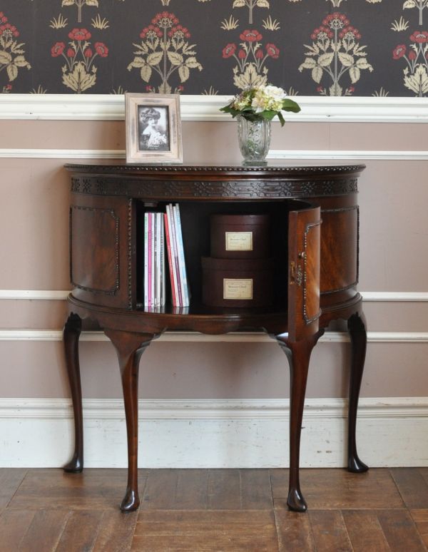 アンティークのキャビネット　アンティーク家具　マホガニー材のアンティーク家具、スラッと脚長のカップボード。DVDやCD、漫画なども実用的に収納できます。(q-448-f)