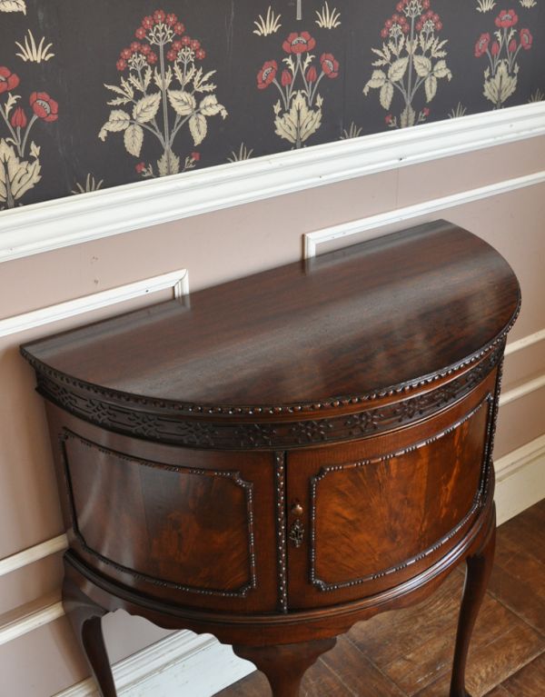 アンティークのキャビネット　アンティーク家具　マホガニー材のアンティーク家具、スラッと脚長のカップボード。天板もキレイな状態で仕上げてあります。(q-448-f)