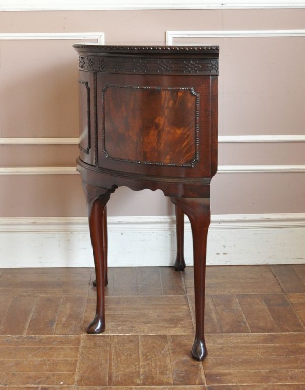 アンティークのキャビネット　アンティーク家具　マホガニー材のアンティーク家具、スラッと脚長のカップボード。丈夫に作られているので、安心してお使いいただけます。(q-448-f)