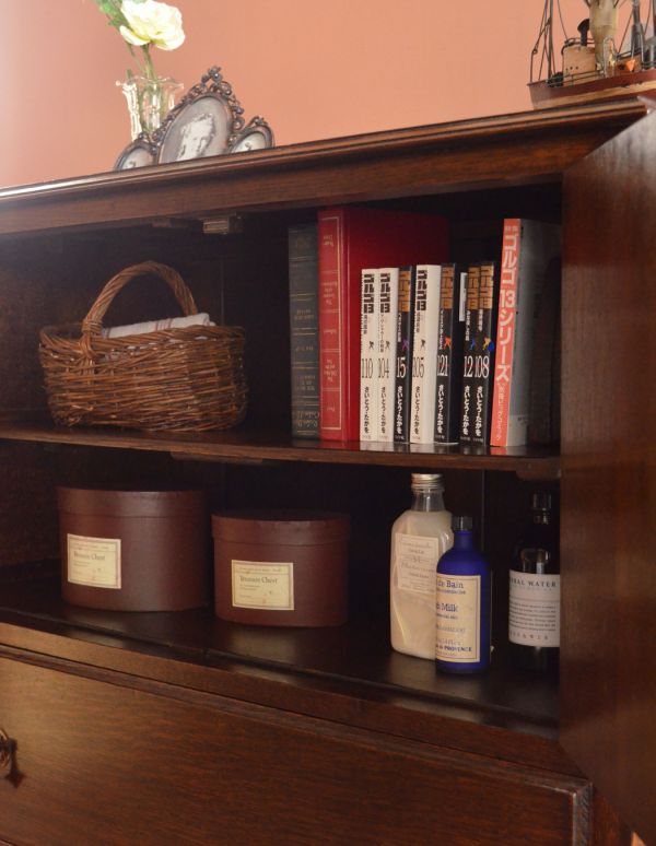 アンティークのキャビネット アンティーク家具 落ち着いた雰囲気のアンティーク家具、英国のカップボード(食器棚)。文庫本やDVDも入る高さなので、本棚にしても良いですね!。(q-449-f)
