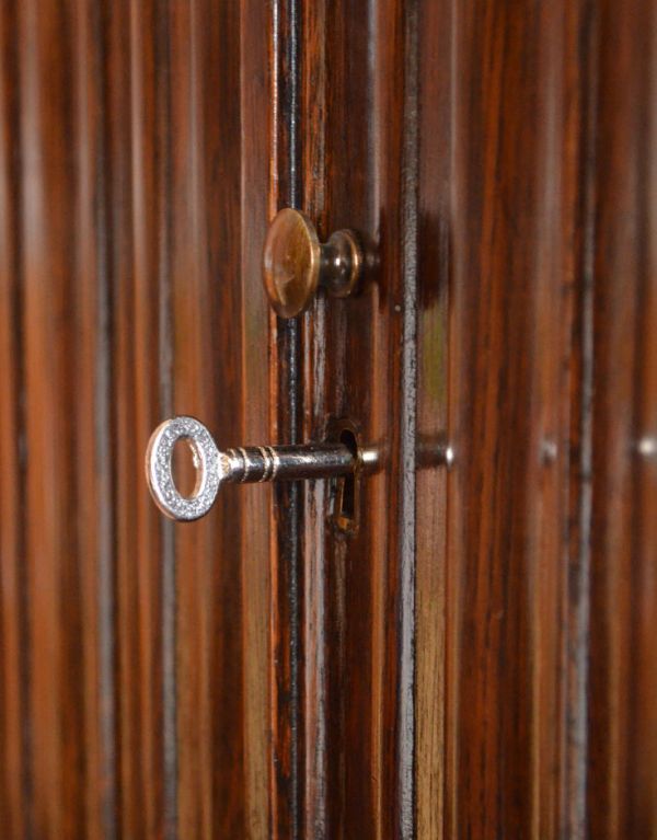 アンティークのキャビネット アンティーク家具 落ち着いた雰囲気のアンティーク家具、英国のカップボード(食器棚)。扉の取っ手は、真ん丸なデザインです。(q-449-f)