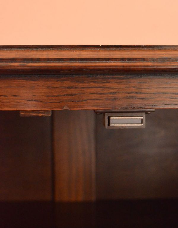 アンティークのキャビネット アンティーク家具 落ち着いた雰囲気のアンティーク家具、英国のカップボード(食器棚)。扉には、マグネットが付いているので開閉もスムーズです。(q-449-f)