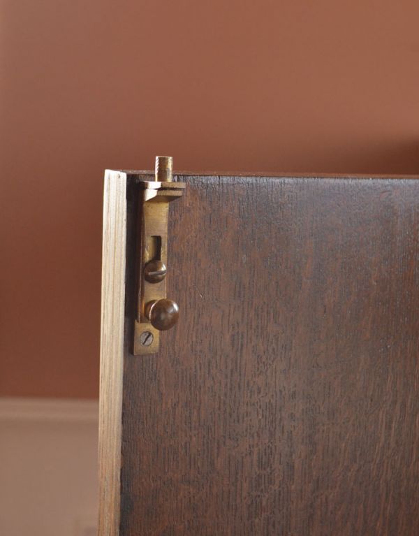 アンティークのキャビネット アンティーク家具 落ち着いた雰囲気のアンティーク家具、英国のカップボード(食器棚)。扉を留めるためのストッパーも当時のものです。(q-449-f)