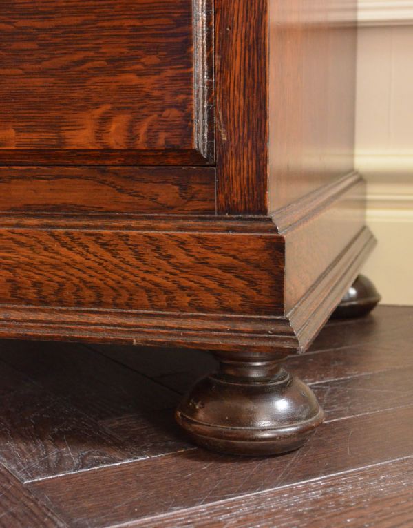 アンティークのキャビネット アンティーク家具 落ち着いた雰囲気のアンティーク家具、英国のカップボード(食器棚)。脚のデザインまでこだわっています。(q-449-f)