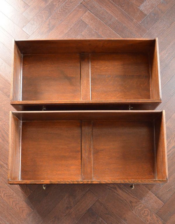 アンティークのキャビネット アンティーク家具 落ち着いた雰囲気のアンティーク家具、英国のカップボード(食器棚)。引き出しは2杯付いています。(q-449-f)