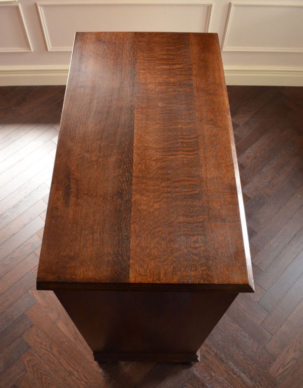 アンティークのキャビネット アンティーク家具 落ち着いた雰囲気のアンティーク家具、英国のカップボード(食器棚)。天板もピカピカにお直ししました。(q-449-f)