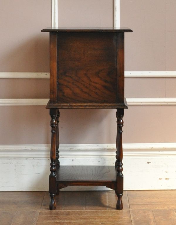 アンティーク家具　オーク材のアンティーク家具、おしゃれなペディスタルカップボード。サイドもスッキリ。(q-450-f)