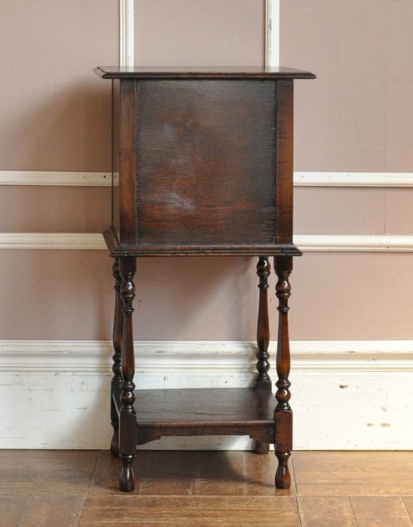 アンティーク家具　オーク材のアンティーク家具、おしゃれなペディスタルカップボード。裏側もキレイな状態です。(q-450-f)
