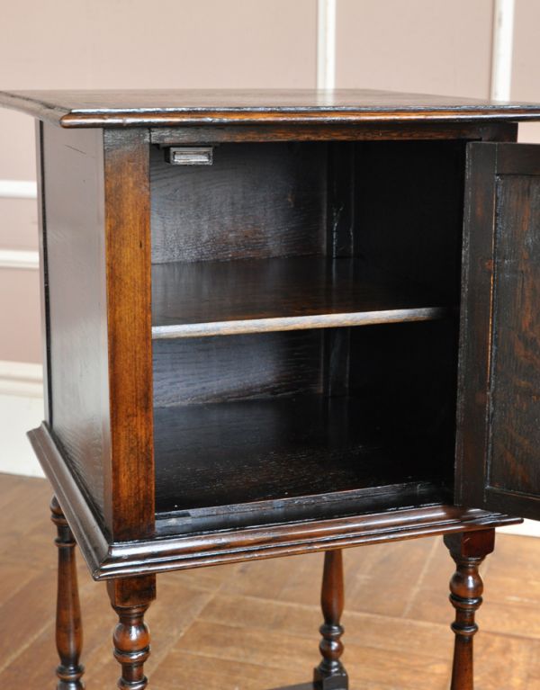 アンティーク家具　オーク材のアンティーク家具、おしゃれなペディスタルカップボード。中もキレイに仕上げているので、安心して収納できます。(q-450-f)