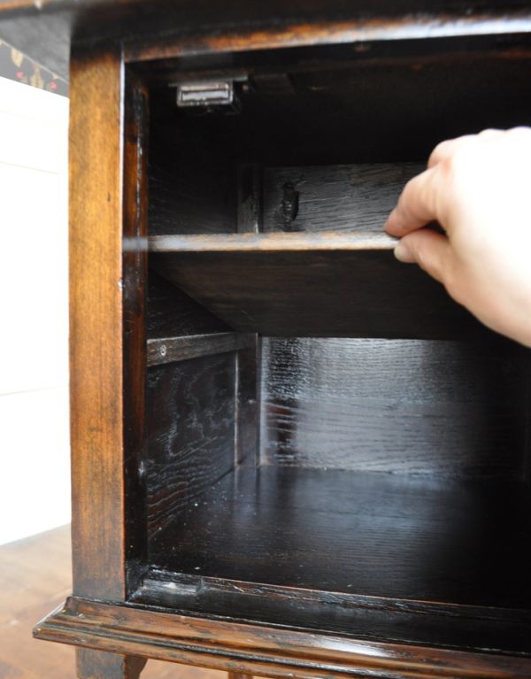 アンティーク家具　オーク材のアンティーク家具、おしゃれなペディスタルカップボード。棚板は可動式になっています。(q-450-f)