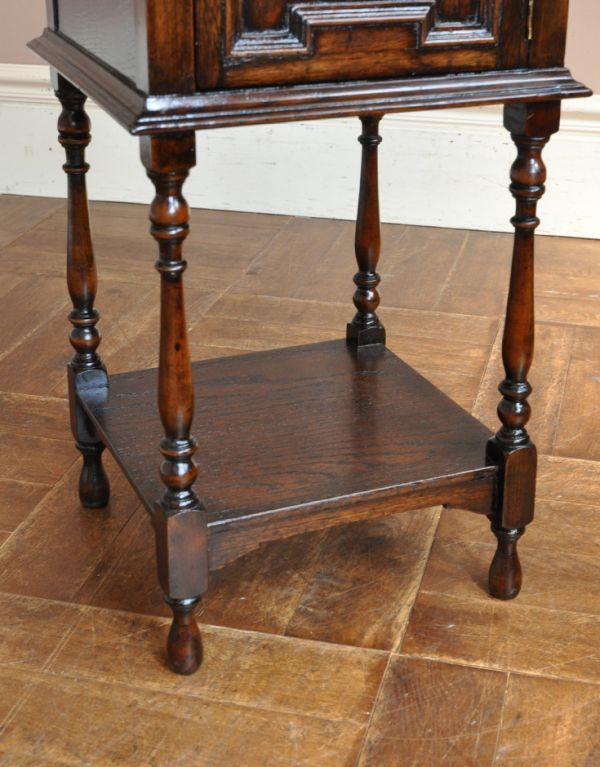 アンティーク家具　オーク材のアンティーク家具、おしゃれなペディスタルカップボード。思わずうっとりしてしまう脚のデザイン。(q-450-f)