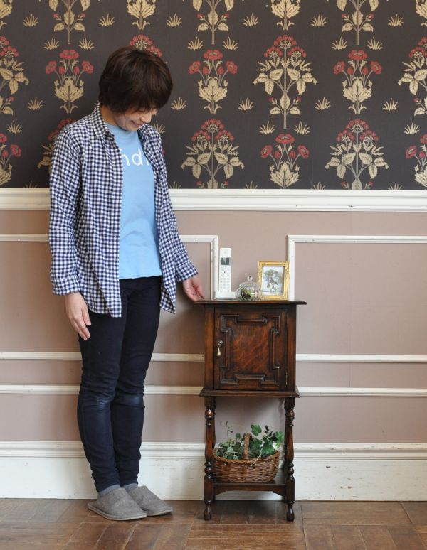 アンティーク家具　オーク材のアンティーク家具、おしゃれなペディスタルカップボード。サイドテーブルにも最適！使いたいときに使いたいところに持ってこられる気軽さが魅力です。(q-450-f)