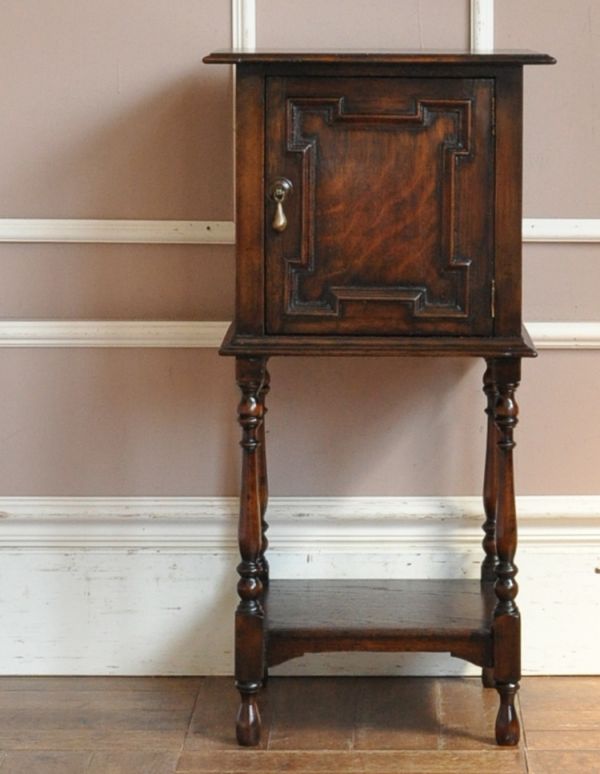 アンティーク家具　オーク材のアンティーク家具、おしゃれなペディスタルカップボード。大人っぽいカラーで落ち着きがあります。(q-450-f)