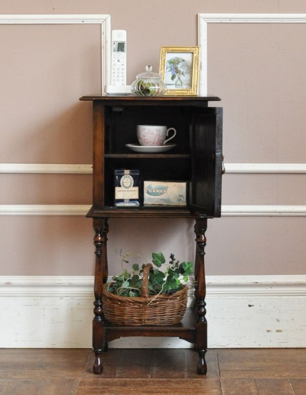 アンティーク家具　オーク材のアンティーク家具、おしゃれなペディスタルカップボード。文庫本や漫画、リモコンなど近くに置いておきたいものを収納しておけばとっても便利ですよ。(q-450-f)