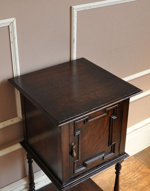 アンティーク家具　オーク材のアンティーク家具、おしゃれなペディスタルカップボード。天板もキレイに仕上げました。(q-450-f)