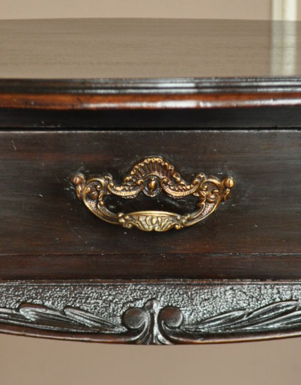 アンティーク家具　高級感あるマホガニー材のアンティーク家具、英国のホールテーブル。引き出しの取っ手です。(q-451-f)