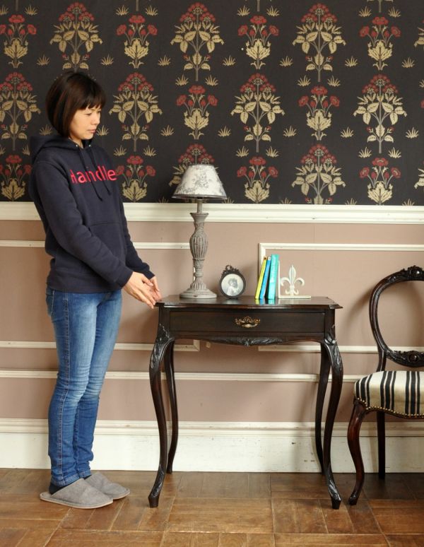 アンティーク家具　高級感あるマホガニー材のアンティーク家具、英国のホールテーブル。お部屋の片隅に置いてあるだけでオシャレな空気に！（モデルの身長は160cmです）【 全体 】幅70×奥行50.5×高さ74.5cm。(q-451-f)