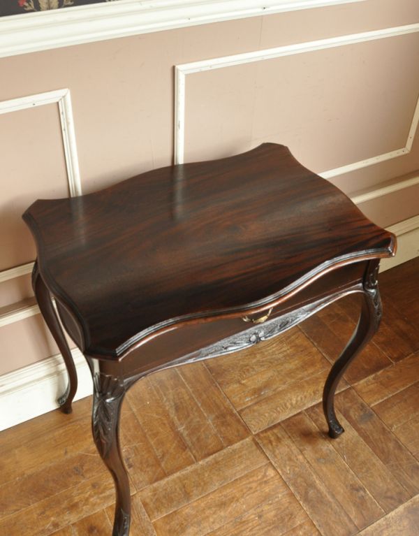 アンティーク家具　高級感あるマホガニー材のアンティーク家具、英国のホールテーブル。天板もキレイに仕上げました。(q-451-f)