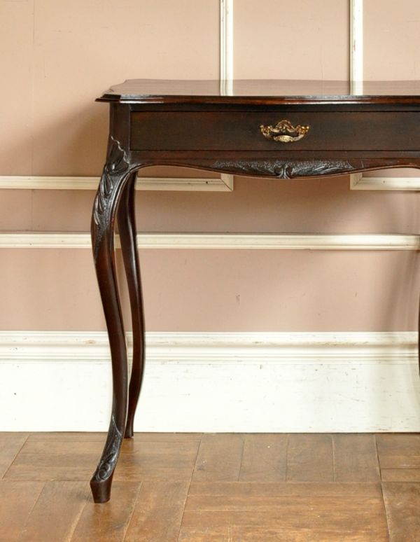 アンティーク家具　高級感あるマホガニー材のアンティーク家具、英国のホールテーブル。書き物やパソコン、お化粧も！オールマイティに活躍します。(q-451-f)