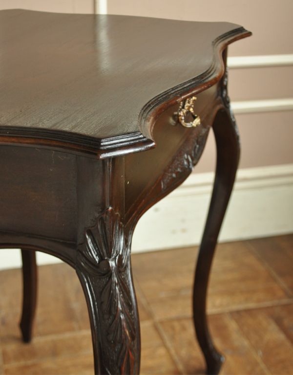 アンティーク家具　高級感あるマホガニー材のアンティーク家具、英国のホールテーブル。大人っぽいカラーで落ち着きがあります。(q-451-f)