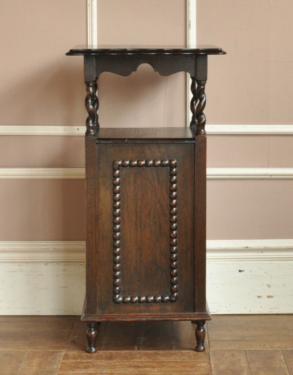 アンティーク家具 英国のアンティーク家具、収納付きのオケージョナルテーブル。上品な彫が印象的なデザインです。(q-452-f)