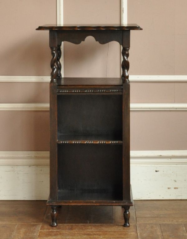 アンティーク家具 英国のアンティーク家具、収納付きのオケージョナルテーブル。表裏、共にオープンの棚になっています。(q-452-f)